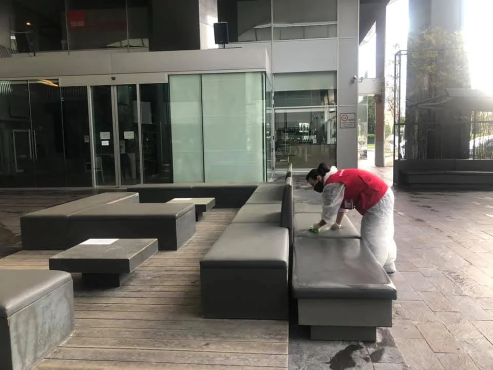 Pulizia a disinfezione all'esterno del locale centro commerciale in zona SanMagno a Foligno