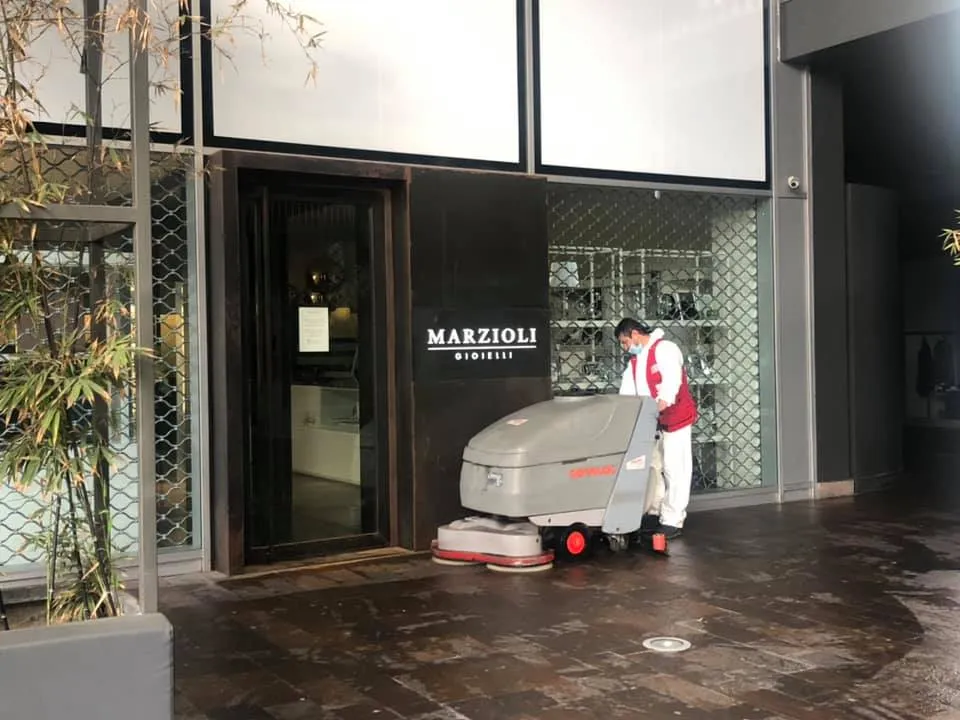 Pulizia a disinfezione all'esterno del locale in zona SanMagno di Foligno
